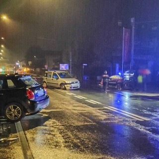 Scontro fra due auto a Sandigliano, compromesso un palo dell'energia elettrica