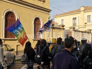 Biella, studenti in piazza contro guerra e precarietà: "Soldi alla scuola e non alla guerra" FOTO e VIDEO
