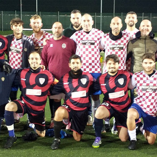 Le rose di Su Nuraghe Calcio Biella e Pizza Flash immortalate insieme prima del fischio d'inizio della contesa.