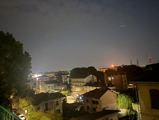 Quelle strane luci in fila nel cielo: la sorpresa immortalata sopra il Biellese da un lettore, foto Antonio Urso Quelle strane luci in fila nel cielo: la sorpresa immortalata sopra il Biellese da un lettore, foto Antonio Urso