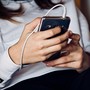 Sempre con il cellulare in mano: quando l’abitudine diventa dipendenza