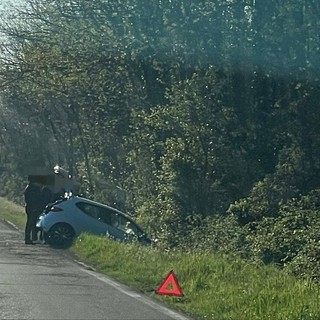 Auto fuori strada a Salussola, intervengono i Carabinieri