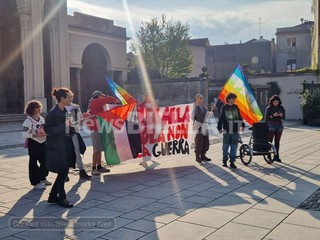 Biella, studenti in piazza contro guerra e precarietà: "Soldi alla scuola e non alla guerra" FOTO e VIDEO