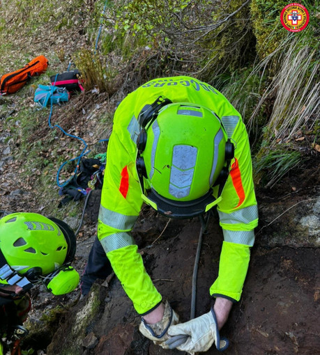 Schiacciato da un grosso masso a Valdilana, escursionista salvato con tecniche alpinistiche