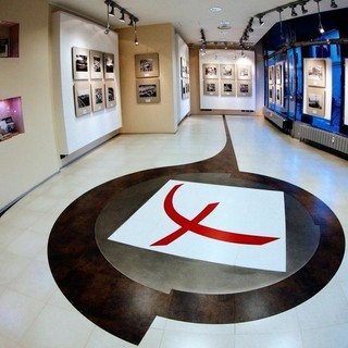 Biella, allo Spazio Cultura l’incanto bianco di Francesco Delorenzi in dialogo con le opere di Placido Castaldi