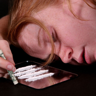 Biella, 29enne nei guai: trovata in possesso di droga e rifiuta il test alcolemico e tossicologico