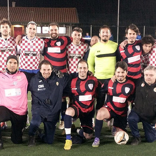 Le formazioni di Pizza Flash e Su Nuraghe Calcio Biella prima del fischio d’inizio.