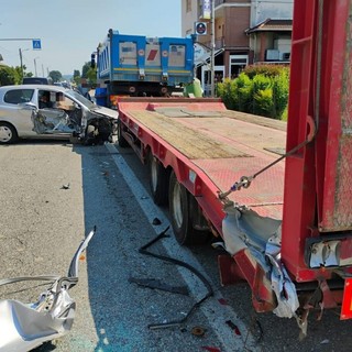 Violento scontro a Sandigliano tra un'auto e un camion con rimorchio