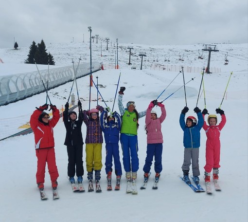 Gli allievi delle elementari e delle medie di Andorno e Tavigliano a lezione di sci a Bielmonte