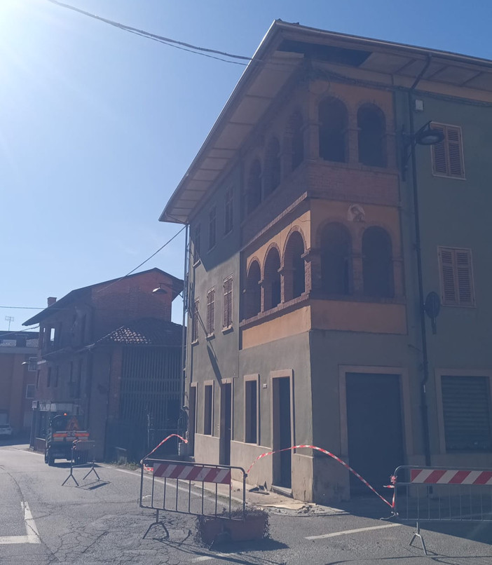 Forti raffiche di vento a Strona, cade in strada sottotetto di una casa Forti raffiche di vento a Strona, cade in strada sottotetto di una casa