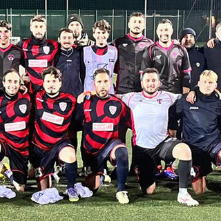 Le formazioni di Su Nuraghe Calcio Biella e Giullari di Corte immortalate insieme prima del fischio d'inizio.