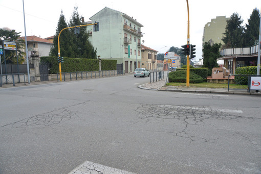 Biella: al via il rifacimento della segnaletica pedonale, priorità alla sicurezza degli studenti Biella: al via il rifacimento della segnaletica pedonale, priorità alla sicurezza degli studenti