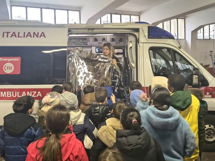 Biella, gli alunni della Pietro Micca in visita alla Croce Rossa: incontro sul primo soccorso - Foto dalla pagina Facebook della Croce Rossa Italiana - Sezione di Biella