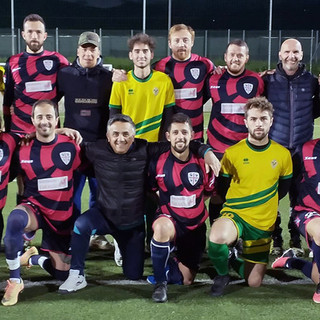 Le formazioni “Su Nuraghe Calcio Biella” e “Team Rocket”, con al centro la mascotte di Su Nuraghe