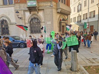 Biella, studenti in piazza contro guerra e precarietà: "Soldi alla scuola e non alla guerra" FOTO e VIDEO