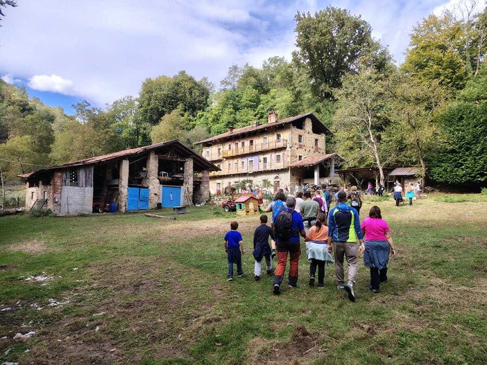 Strona, una domenica tra sentieri, musica e voglia di stare insieme Strona, una domenica tra sentieri, musica e voglia di stare insieme