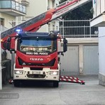 Anziana in difficoltà dentro casa, a Biella interviene anche l’autoscala (foto di Mattia Baù per newsbiella.it)