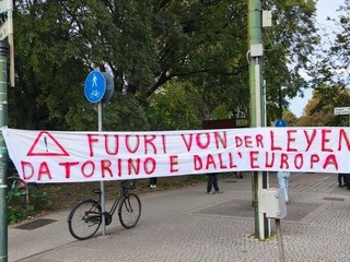 La Polizia in assetto antisommossa blocca l'accesso alle Ogr: tensione altissima