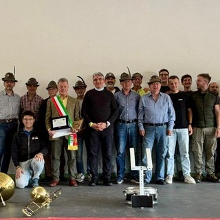 Targa e omaggi per Gino Mantello, Tavigliano rende onore al sindaco uscente