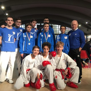 Nella	foto i neo-campioni regionali e i medagliati FUNAKOSHI 1976 con il Maestro Rovatti.
