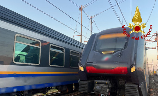 Treno in avaria alla periferia di Vercelli, 400 persone bloccate a bordo: disagi per i pendolari