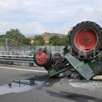 Violento scontro a Biella, trattore si ribalta sulla strada: soccorsi in campo (foto di Giacomo Chiarini in esclusiva per newsbiella.it) Violento scontro a Biella, trattore si ribalta sulla strada: soccorsi in campo (foto di Giacomo Chiarini in esclusiva per newsbiella.it)