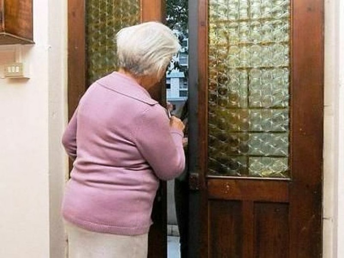 Dal Nord-Ovest: si finge carabiniere per truffare donne anziane, arrestato dalla Polizia Dal Nord-Ovest: si finge carabiniere per truffare donne anziane, arrestato dalla Polizia