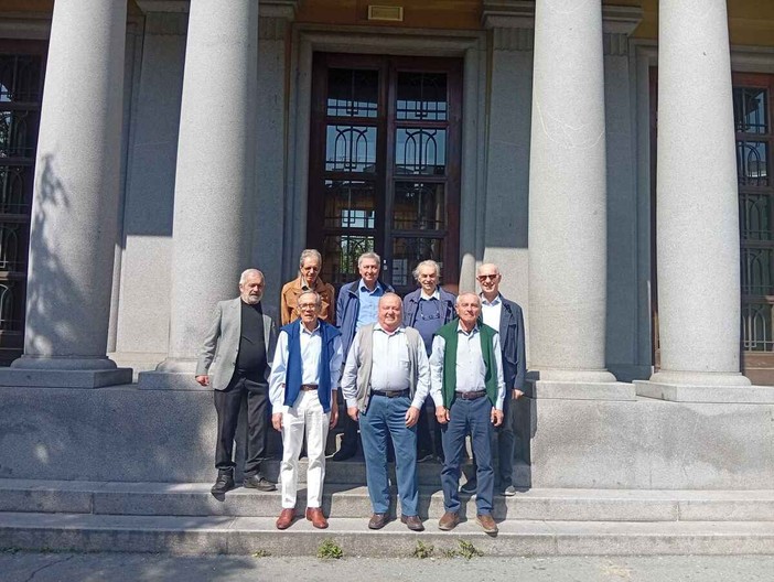 La V Tessile 1963/64 torna all’Itis per celebrare i 62 anni dal diploma