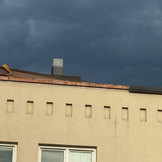Maltempo, forti raffiche di vento a Cossato: divelta una grondaia sul tetto del teatro comunale