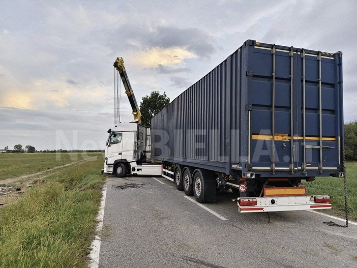 Castelletto Cervo: Tir si rovescia lungo la strada provinciale 315, strada chiusa al traffico per oltre 5 ore Castelletto Cervo: Tir si rovescia lungo la strada provinciale 315, strada chiusa al traffico per oltre 5 ore