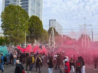 La Polizia in assetto antisommossa blocca l'accesso alle Ogr: tensione altissima