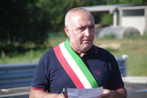 Il sindaco di Mongrando, Antonio Filoni, con la fascia tricolore