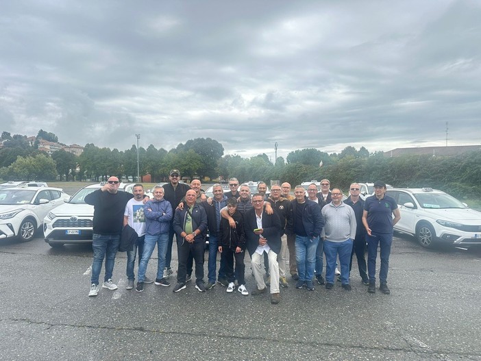 Biella, tassisti torinesi in Comune: stop agli NCC che sconfinano FOTO e VIDEO