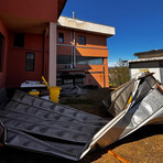 Vento violento a Castelletto Cervo: via il tetto del Comune Vento violento a Castelletto Cervo: via il tetto del Comune