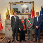 Da Pollone a Roma, nel segno di Pier Giorgio Frassati. Nella foto l'Ambasciatore della Repubblica di Polonia presso la Santa Sede Adam Kwiatkowski, Wanda Gawrońska, il Sindaco di Pollone Paolo Tha e don Luca Bertarelli, insieme agli altri rappresentanti presenti alla cerimonia. Da Pollone a Roma, nel segno di Pier Giorgio Frassati. Nella foto l'Ambasciatore della Repubblica di Polonia presso la Santa Sede Adam Kwiatkowski, Wanda Gawrońska, il Sindaco di Pollone Paolo Tha e don Luca Bertarelli, insieme agli altri rappresentanti presenti alla cerimonia.