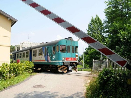 Auto in panne vicino al passaggio a livello a Valdengo, i Carabinieri fanno viabilità Auto in panne vicino al passaggio a livello a Valdengo, i Carabinieri fanno viabilità