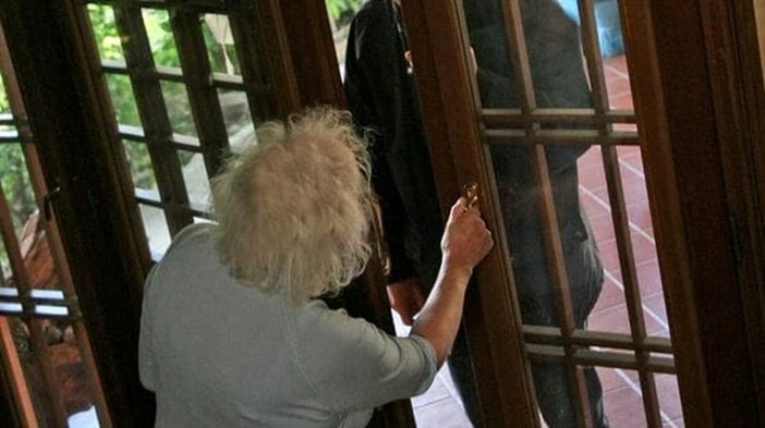 Truffa del falso Carabiniere a Pollone: donna derubata di denaro e oro Truffa del falso Carabiniere a Pollone: donna derubata di denaro e oro