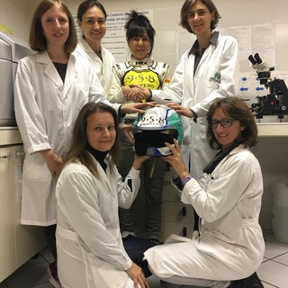 Patrizia Perosino con le ricercatrici del laboratorio di genomica della Fondazione Tempia. Patrizia Perosino con le ricercatrici del laboratorio di genomica della Fondazione Tempia.