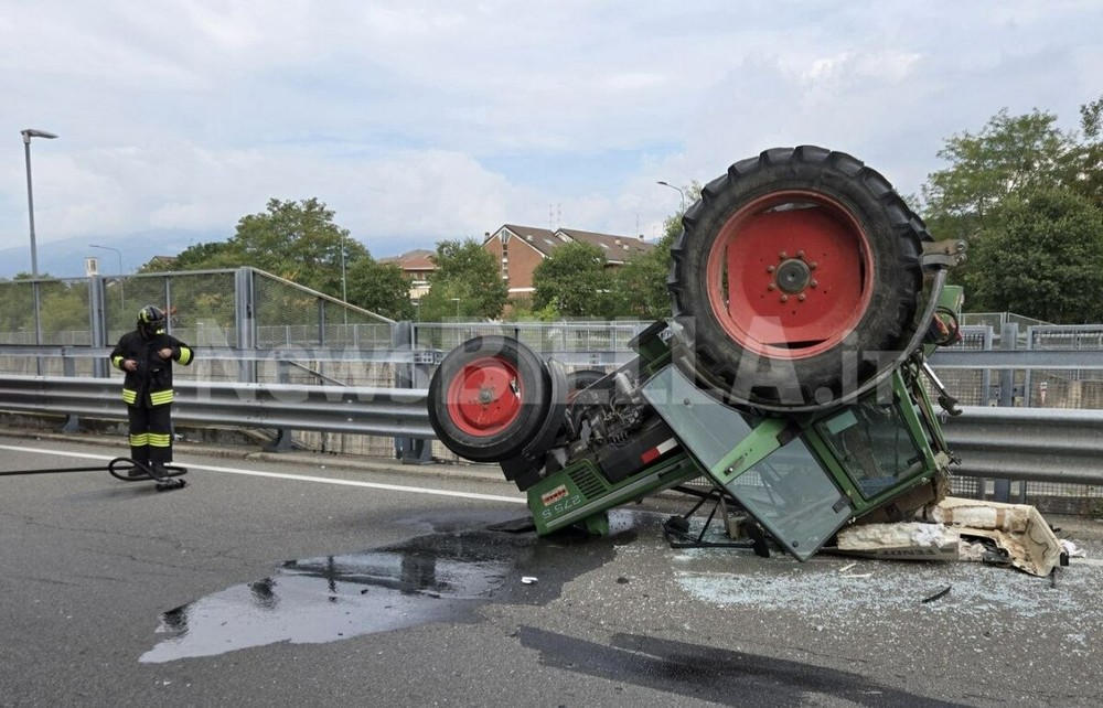 Violento scontro a Biella, trattore si ribalta sulla strada: soccorsi in campo (foto di Giacomo Chiarini in esclusiva per newsbiella.it) Violento scontro a Biella, trattore si ribalta sulla strada: soccorsi in campo (foto di Giacomo Chiarini in esclusiva per newsbiella.it)