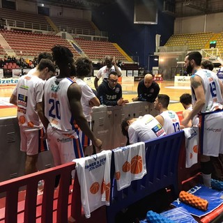 Un momento della partita al Forum Un momento della partita al Forum