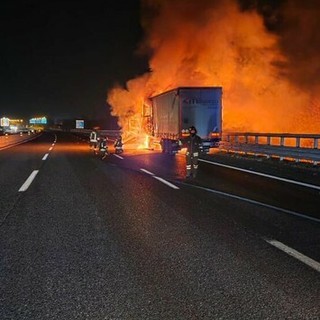 Dal Nord-ovest - Torino, a fuoco un tir alimentato a metano: ferito il conducente e traffico in tilt
