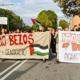 La Polizia in assetto antisommossa blocca l'accesso alle Ogr: tensione altissima