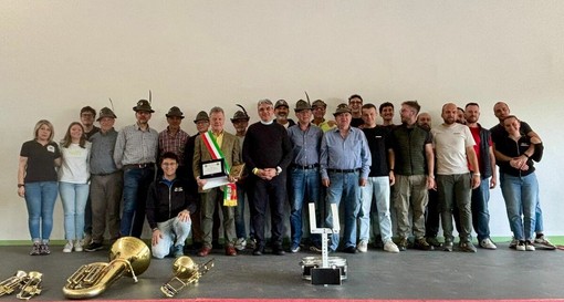 Targa e omaggi per Gino Mantello, Tavigliano rende onore al sindaco uscente Targa e omaggi per Gino Mantello, Tavigliano rende onore al sindaco uscente