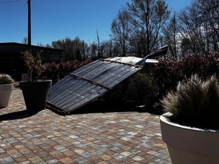 Vento violento a Castelletto Cervo: via il tetto del Comune