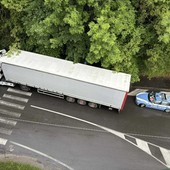 Biella, autoarticolato urta la segnaletica stradale: arriva la Polizia