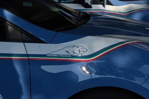 Dal Nord Ovest - Svaligia un'auto e tenta di camuffarsi cambiandosi la t-shirt ma è tradito dai tatuaggi Dal Nord Ovest - Svaligia un'auto e tenta di camuffarsi cambiandosi la t-shirt ma è tradito dai tatuaggi