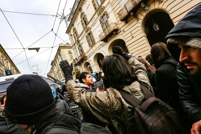 Dal Nord/Ovest, Oltre quattrocento identificati e due arresti: il bilancio della questura dopo il corteo di Torino Dal Nord/Ovest, Oltre quattrocento identificati e due arresti: il bilancio della questura dopo il corteo di Torino