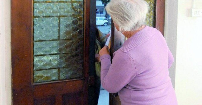 Controlli per l’acqua potabile, il monito: “Non fate entrare sconosciuti, è una truffa” (foto di repertorio) Controlli per l’acqua potabile, il monito: “Non fate entrare sconosciuti, è una truffa” (foto di repertorio)