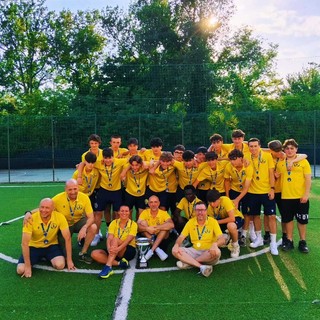 Città di Cossato, l’Under 17 festeggia il titolo provinciale: una stagione calcistica da incorniciare FOTO