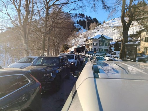 Traffico in tilt al Bocchetto Sessera, strada bloccata per l’elevata affluenza Traffico in tilt al Bocchetto Sessera, strada bloccata per l’elevata affluenza